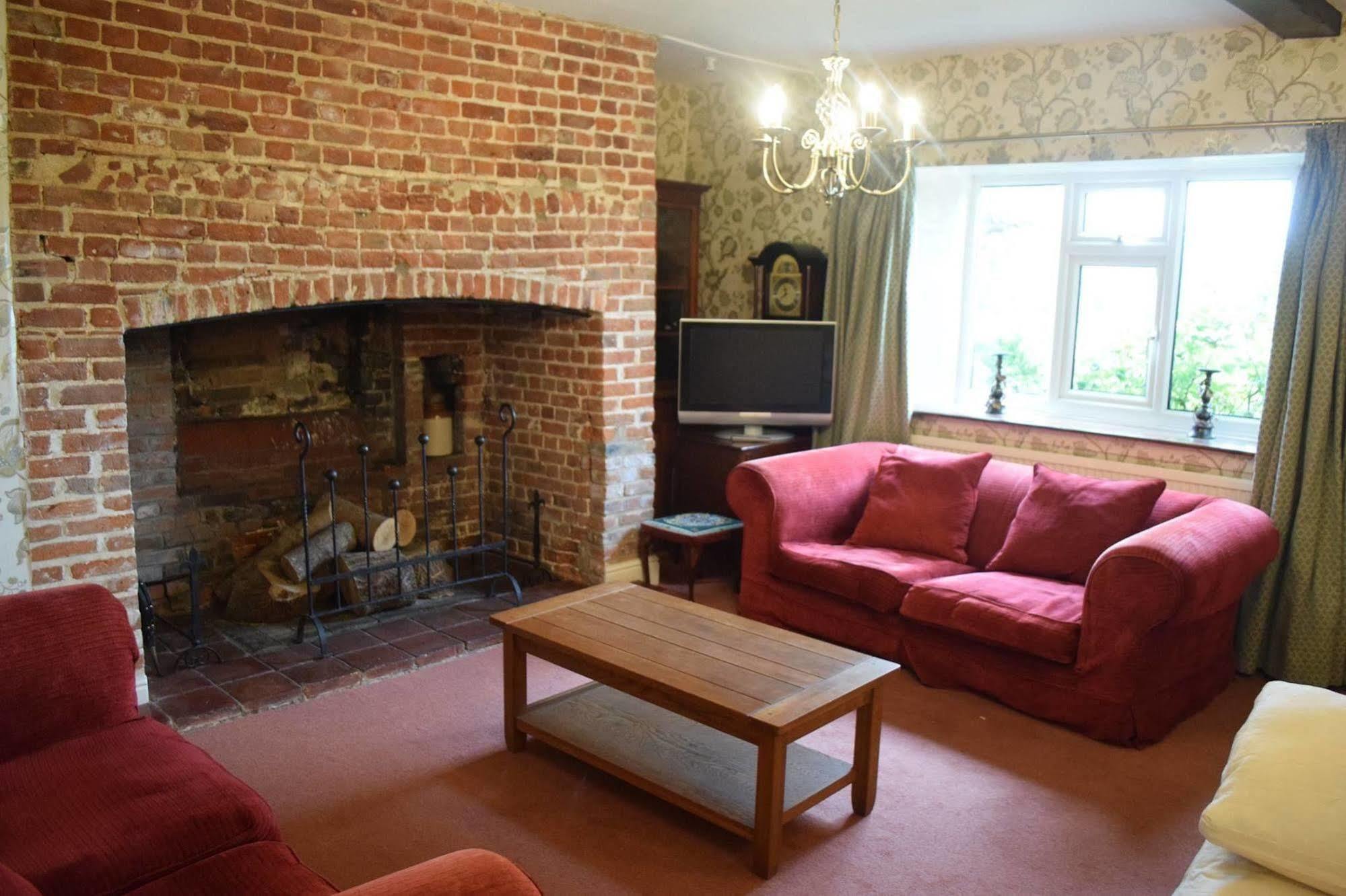 At The Farmhouse Hunters Hall Hotel Dereham Exterior photo
